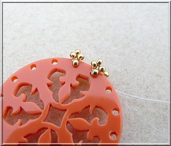 Colgante Cheyenne de plexiglás calado con cuentas de cristal de Puca : Paso 11