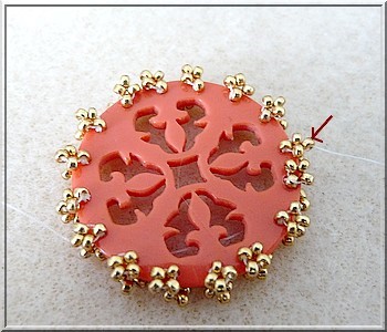 Colgante Cheyenne de plexiglás calado con cuentas de cristal de Puca : Paso 13