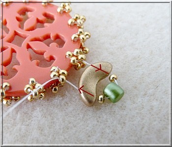 Colgante Cheyenne de plexiglás calado con cuentas de cristal de Puca : Paso 14