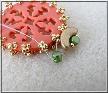 Colgante Cheyenne de plexiglás calado con cuentas de cristal de Puca : Paso 15