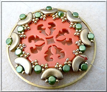 Colgante Cheyenne de plexiglás calado con cuentas de cristal de Puca : Paso 16