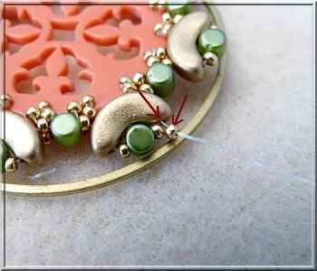 Colgante Cheyenne de plexiglás calado con cuentas de cristal de Puca : Paso 17