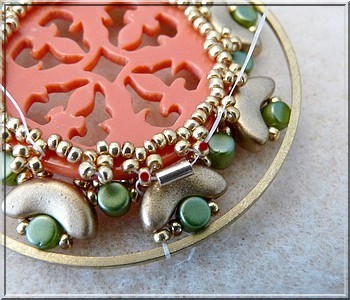 Diagrama colgante libre de Puca Cheyenne tejer cuentas de vidrio checas Arcos y Minos alrededor de una media suela multirangs calados de plexiglás Schéma gratuit Puca pendentif Cheyenne tissage de perles en verre tchèques Arcos et Minos autour d'un intercalaire multirangs ajouré en plexiglas