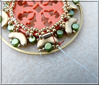 Colgante Cheyenne de plexiglás calado con cuentas de cristal de Puca : Paso 20