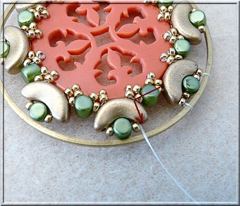 Colgante Cheyenne de plexiglás calado con cuentas de cristal de Puca : Paso 21