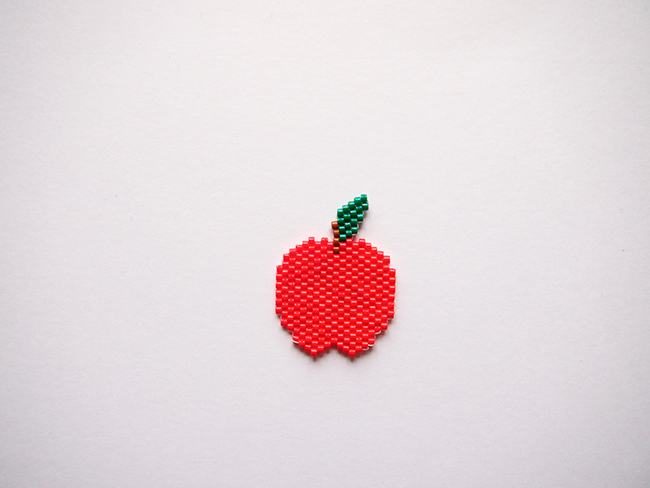 Broche Gran Manzana con tejido de punto de ladrillo : Paso 4