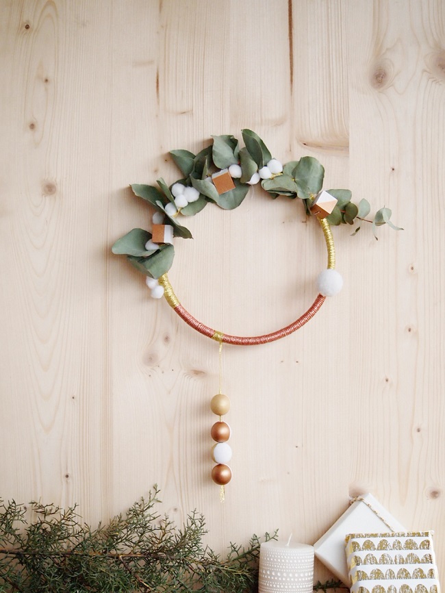 Esquema Bohemia corona de Navidad de oro y cobre con ramas de eucalipto y borlas