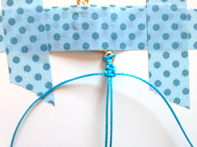 Pulsera de filodendro con nudos de macramé : Paso 3