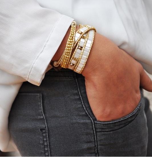 Pulsera blanca y dorada con perlas de Tila, Miyuki Rock y PureCrystal