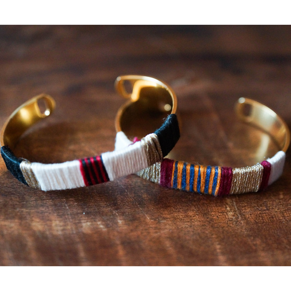 Pulsera enredada de hilo