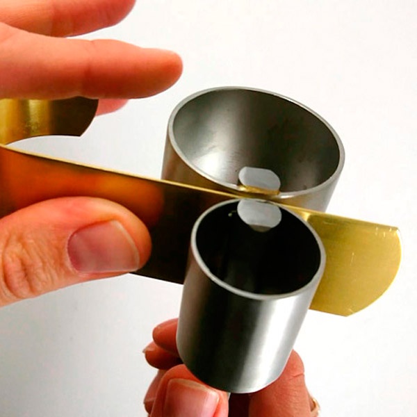 Esquema el uso de herramientas demostración de cilindro de doble pinza para la formación de la joyería Esquema el uso de herramientas demostración de cilindro de doble pinza para la formación de la joyería