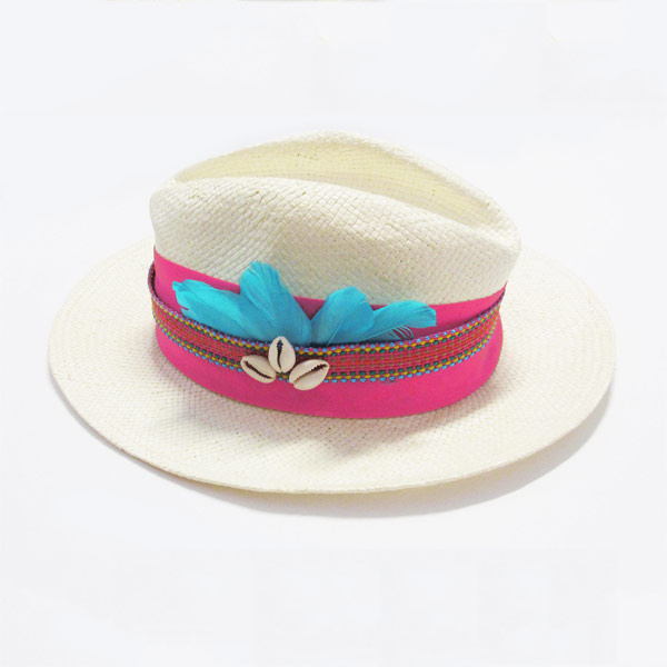 Sombrero fucshia con plumas y conchas Sombrero fucshia con plumas y conchas