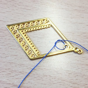 Pendientes Lizbeth de hilo tenso : Paso 1