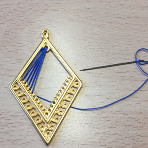 Pendientes Lizbeth de hilo tenso : Paso 2