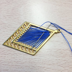 Pendientes Lizbeth de hilo tenso : Paso 3