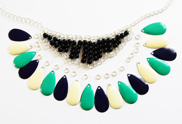 Collier_Sequins_Gouttes_email_epoxy_et_Perles_rondes-10