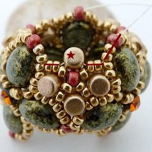 Etape 28 - Pompon Puca perles en verre Samos et Minos par Puca