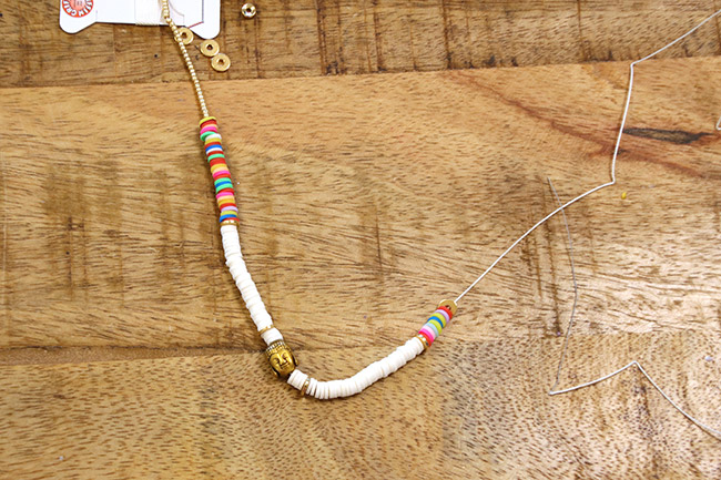 Cordón heishi blanco y de color