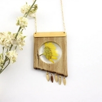 pendentif bois et fleur jaune