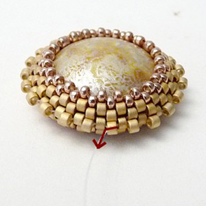 étape 7 - boucles d'oreilles Aliona cabochon et perles en verre Piros par Puca ®