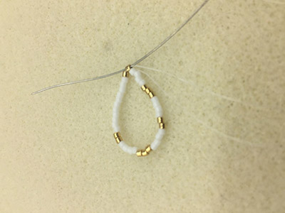 DIY Chic Pendientes en tejido triangular 3D de Miyuki Delicas 11/0 : Paso 2