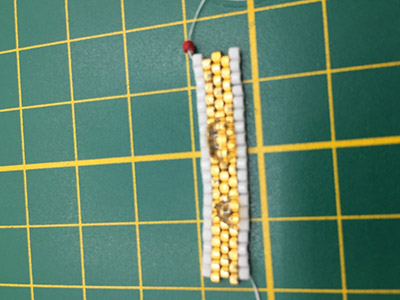 DIY Chic Pendientes en tejido triangular 3D de Miyuki Delicas 11/0 : Paso 29