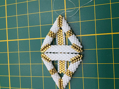 DIY Chic Pendientes en tejido triangular 3D de Miyuki Delicas 11/0 : Paso 30