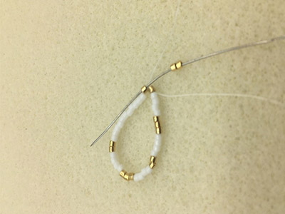 DIY Chic Pendientes en tejido triangular 3D de Miyuki Delicas 11/0 : Paso 3