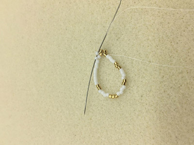 DIY Chic Pendientes en tejido triangular 3D de Miyuki Delicas 11/0 : Paso 4