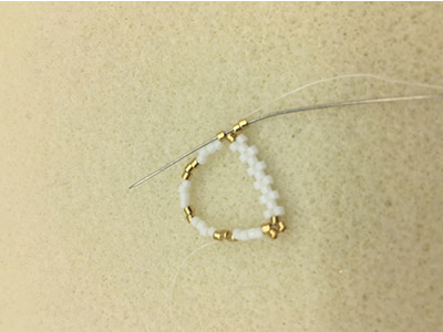 DIY Chic Pendientes en tejido triangular 3D de Miyuki Delicas 11/0 : Paso 5