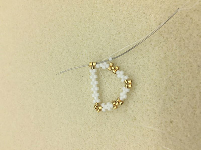 DIY Chic Pendientes en tejido triangular 3D de Miyuki Delicas 11/0 : Paso 6