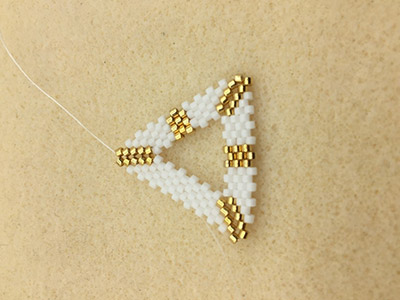 DIY Chic Pendientes en tejido triangular 3D de Miyuki Delicas 11/0 : Paso 7