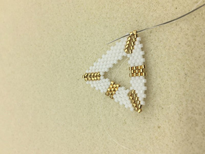 DIY Chic Pendientes en tejido triangular 3D de Miyuki Delicas 11/0 : Paso 9