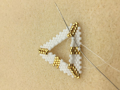 DIY Chic Pendientes en tejido triangular 3D de Miyuki Delicas 11/0 : Paso 15