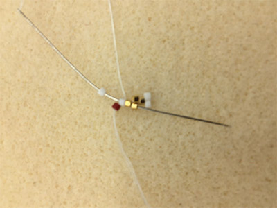 DIY Chic Pendientes en tejido triangular 3D de Miyuki Delicas 11/0 : Paso 24