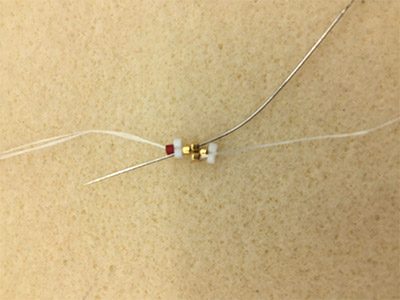 DIY Chic Pendientes en tejido triangular 3D de Miyuki Delicas 11/0 : Paso 25