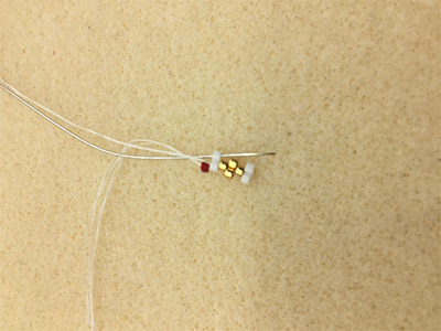 DIY Chic Pendientes en tejido triangular 3D de Miyuki Delicas 11/0 : Paso 26