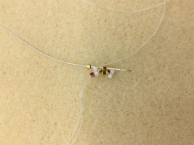 DIY Chic Pendientes en tejido triangular 3D de Miyuki Delicas 11/0 : Paso 27