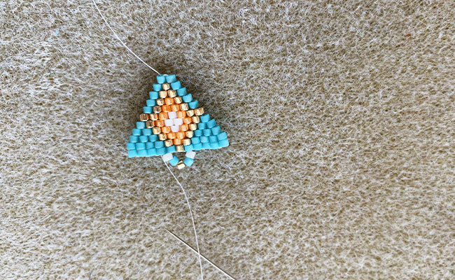 etape 4-1 - boucles oreilles géométriques en perles Miyuki Délicas 11/0