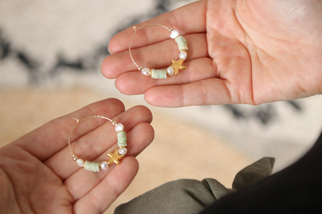 Pendientes de aro dorados con motivo de estrella de mar, perlas de agua dulce y acabado en heishi verde