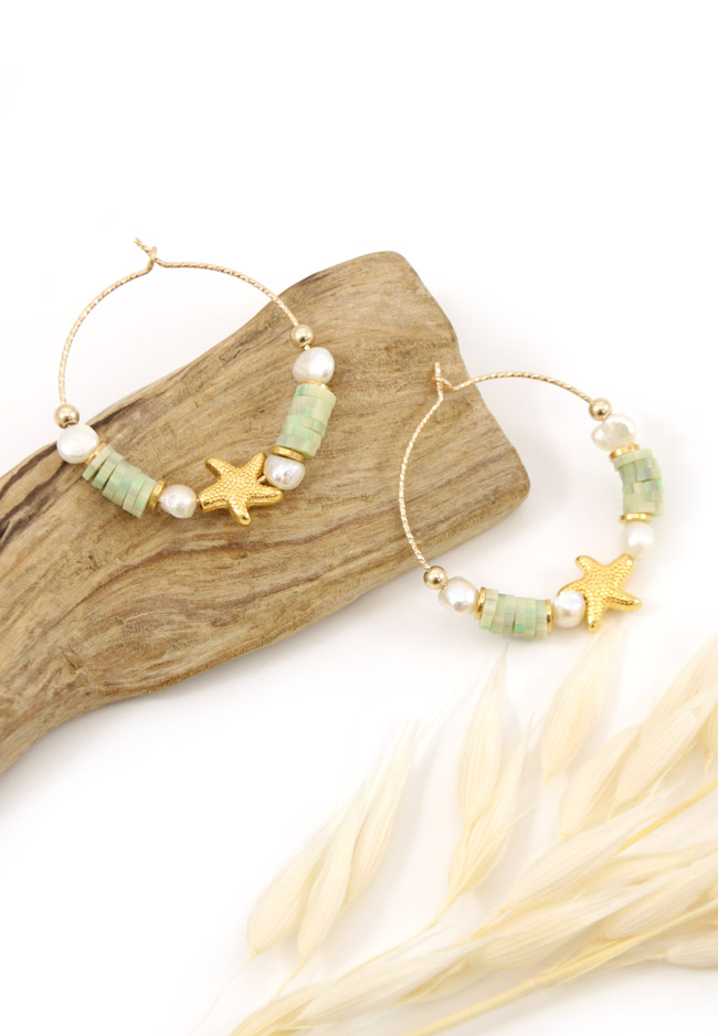 Pendientes de aro dorado con motivo de estrella de mar, perlas de agua dulce y heishi verde pinterest