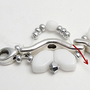 paso 10 Pulsera Aelis con capa intermedia Bowtrio y cuentas de vidrio Paros de Puca