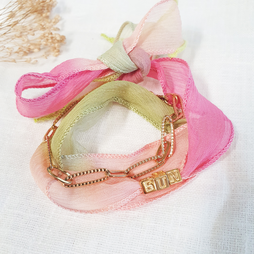 Esquema Tie and dye: pulsera de cinta de seda personalizada con perlas con letras Esquema Tie and dye: pulsera de cinta de seda personalizada con perlas con letras