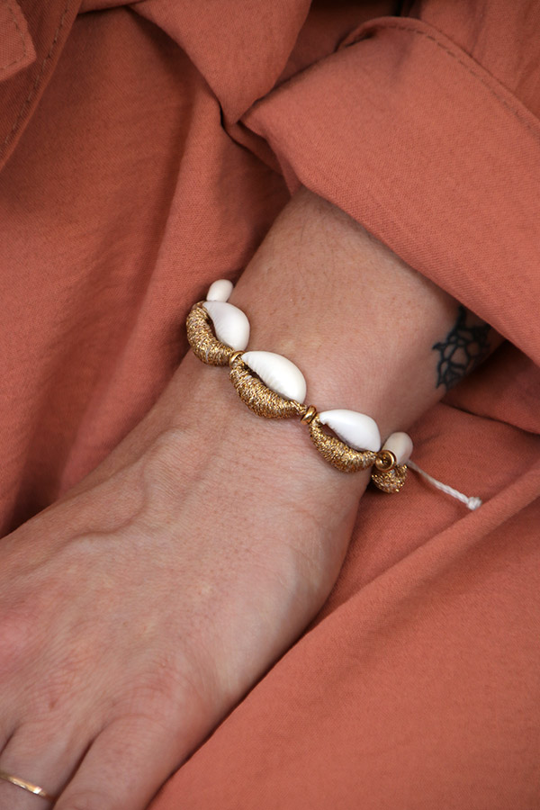 Esquema Pulsera de concha de cowrie cubierta con hilo de bordado de lurex dorado