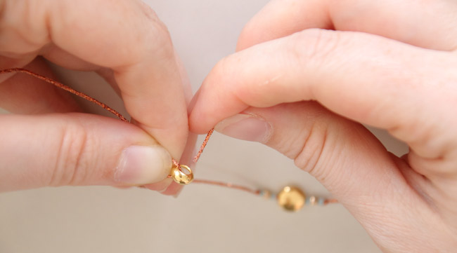 Pulsera de cuentas finas brillantes signo del zodíaco Virgo