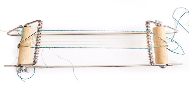 Pulsera tejida Miyuki e hilos brillantes Piedra amatista paso 1