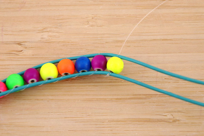 Paso 4- pulsera-abrigo-multicolor-2-vueltas-niño