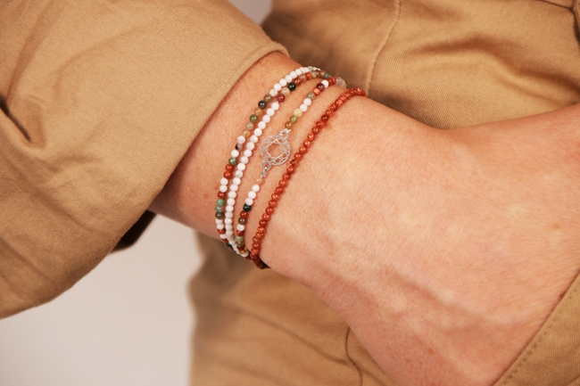 Pulsera de varias hileras de piedras preciosas con inserción de plata de ley 925