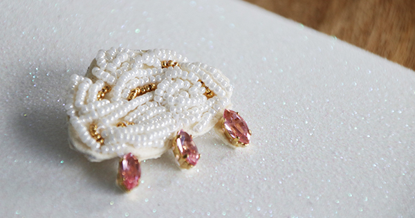 Broche nube con cuentas de rocalla Miyuki crema y doradas y navettes Swarovski Light Rose Ignite