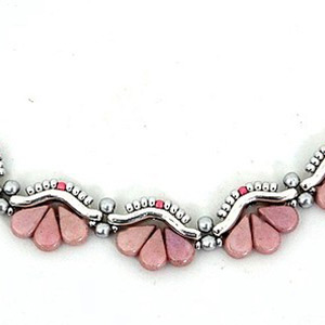 Collar «Lucie» con entrepieza «Bowtrio» y cuentas de cristal «Amos» de Puca : Paso 12 Collar «Lucie» con entrepieza «Bowtrio» y cuentas de cristal «Amos» de Puca : Paso 12